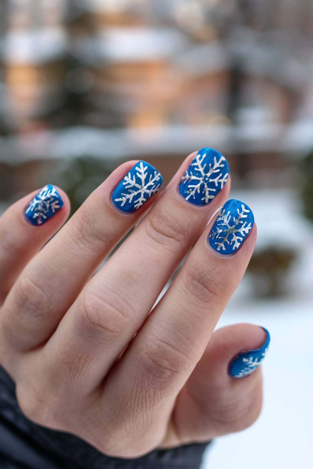 Snowflake Sparkle nail art trends